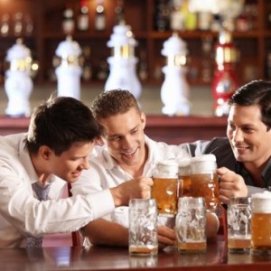 Uống rượu bia không lo viêm đại tràng theo cách người Đức